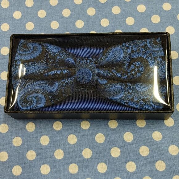 MEN'S ST. PATRICK BOW TIE AND POCKET SQUARE SET. - Picture 4 of 4